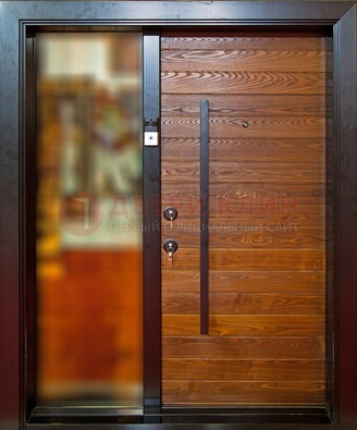 Коричневая входная дверь c МДФ панелью и стеклом ЧД-38 в частный дом в Зеленограде