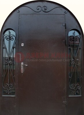Арочная дверь со стеклом и ковкой ДА-16 под старину в Зеленограде