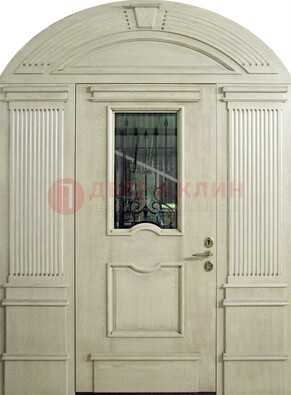 Белая входная дверь массив со стеклом и ковкой ДА-49 в Зеленограде