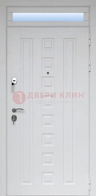Белая металлическая дверь с фрамугой для коттеджа ДФГ-21 в Зеленограде