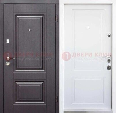 Темная входная дверь с белой МДФ внутри ДМ-238 в Зеленограде