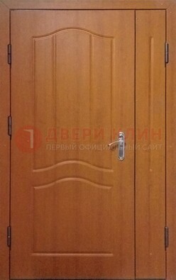 Коричневая двухстворчатая тамбурная дверь с МДФ ДМ-538 в Зеленограде