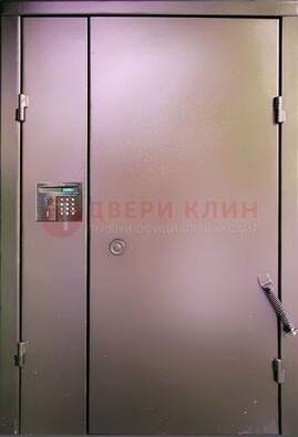 Коричневая стальная дверь в подъезд ДПД-1 в Зеленограде