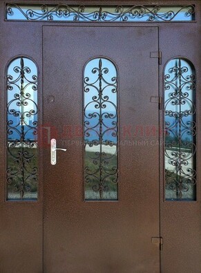 Железная парадная дверь со стеклом и ковкой ДПР-16 для общественных зданий в Зеленограде