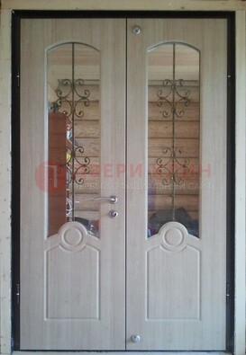 Парадная дверь со стеклянными вставками и ковкой ДПР-23 в деревянный дом в Зеленограде