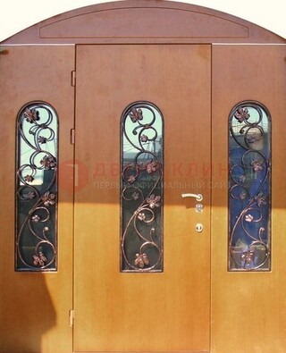 Парадная дверь со стеклянными вставками и ковкой ДПР-28 в общественное здание в Зеленограде