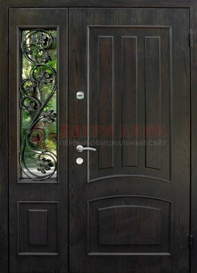 Парадная дверь со стеклянными вставками и ковкой ДПР-31 в кирпичный дом в Зеленограде