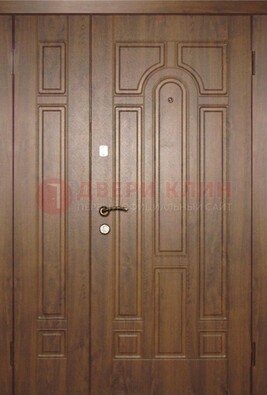 Двухстворчатая коричневая парадная дверь ДПР-48 в Зеленограде