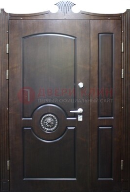 Коричневая парадная дверь с украшением ДПР-52 с утеплением в Зеленограде