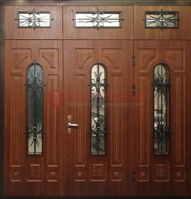 Парадная дверь с металлическими вставками и ковкой ДПР-72 в дом в Зеленограде