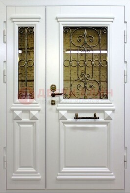 Белая парадная металлическая дверь со стеклом и ковкой ДПР-83 в Зеленограде