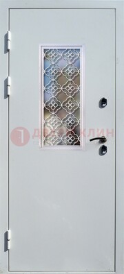 Серая металлическая дверь со стеклом и ковкой ДС-75 в Зеленограде
