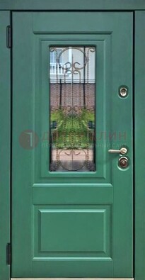 Зеленая металлическая дверь со стеклом и ковкой ДСК-113 в Зеленограде