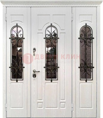 Белая распашная стальная дверь со стеклом и ковкой ДСК-125 в Зеленограде