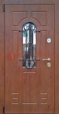 Темная железная дверь со стеклом и ковкой в коричневом цвете ДСК-154 в Зеленограде