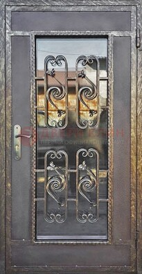 Коричневая наружная дверь порошок со стеклом и ковкой ДСК-160 в Зеленограде