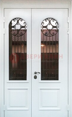 Белая стальная дверь стекло с ковкой и филенкой ДСК-201 в Зеленограде