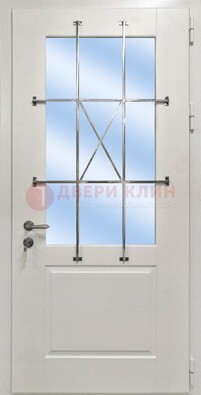 Белая простая железная дверь Винорит со стеклом и ковкой ДСК-257 в Зеленограде