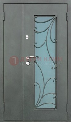 Двухстворчатая железная дверь со стеклом и ковкой ДСК-40 в Курске