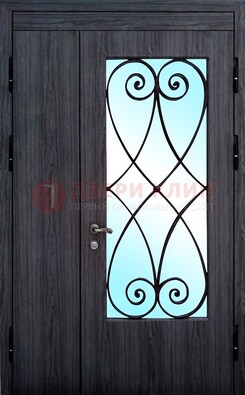 Стальная дверь со стеклом и ковкой ДСК-69 в деревянный дом в Зеленограде