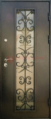 Входная дверь Дверь со стеклом и ковкой черного цвета ДСК-76 для веранды в Зеленограде