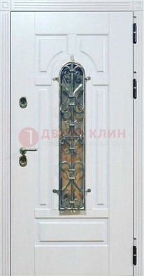 Белая остекленная металлическая дверь с ковкой ДСК-98 в Зеленограде