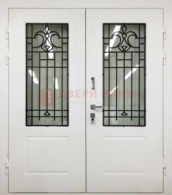 Белая двухстворчатая уличная дверь Винорит со стеклом ДСТ-4 в Зеленограде