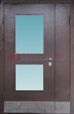 Коричневая тамбурная дверь со стеклянными вставками ДТМ-21 в Зеленограде