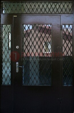 Коричневая тамбурная дверь со стеклянными вставками и ковкой ДТМ-32 в Зеленограде