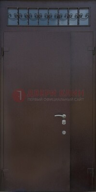 Коричневая тамбурная дверь со стеклянными вставками и ковкой ДТМ-39 в Зеленограде