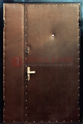 Коричневая тамбурная дверь с оформлением ДТМ-40 в Зеленограде