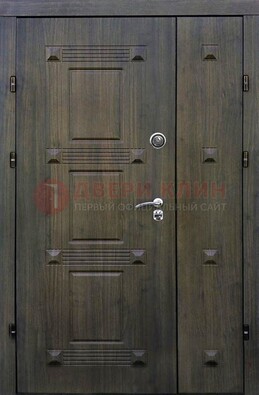 Железная двухстворчатая филенчатая дверь с виноритом ДВТ-143 в Пскове