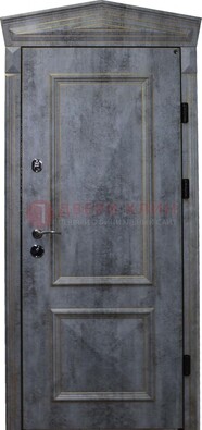 Серая железная уличная дверь с виноритом ДВТ-60 в Пскове