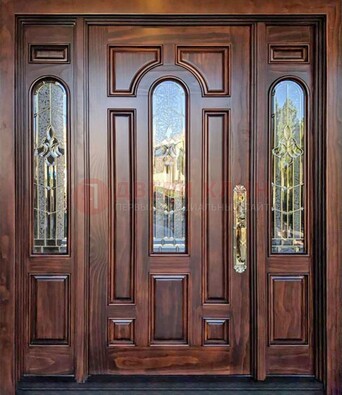 Железная классическая дверь с массивом дуба и витражом ВЖ-18 в Зеленограде