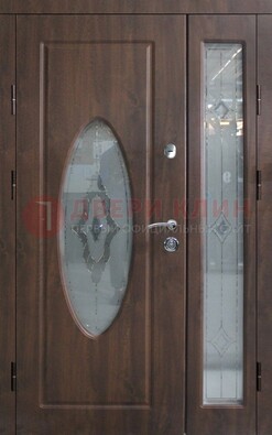 Коричневая двухстворчатая железная дверь с МДФ и витражом ВЖ-33 в Зеленограде